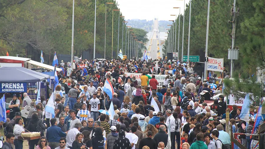 Imagen de archivo de una de las movilizaciones al “Abrazo del río Uruguay” que todos los años organiza la Asamblea Ciudadana Ambiental para protestar por la presencia contaminante de la pastera UPM (Botnia). Imagen de archivo de una de las movilizaciones al “Abrazo del río Uruguay” que todos los años organiza la Asamblea Ciudadana Ambiental para protestar por la presencia contaminante de la pastera UPM (Botnia).