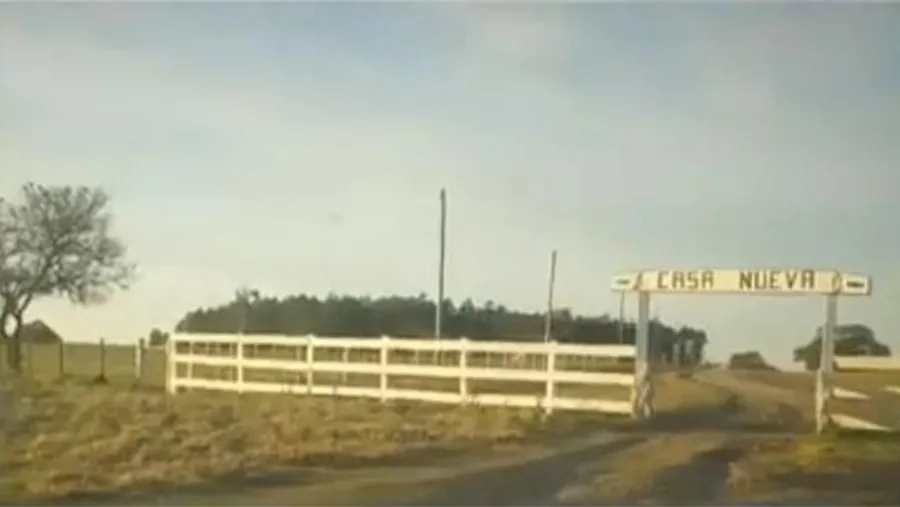 Casa Nueva es la propiedad que Dolores Etchevehere, en litigio judicial con sus hermanos Luis Miguel, Arturo Sebastián y Juan Diego, entregó en parte a la Fundación Artigas, en la que participa el movimiento social liderado por el dirigente Juan Grabois y que motivó una denuncia penal por usurpación que tramita ahora la Unidad Fiscal de La Paz.