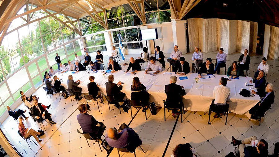 El Presidente reunido en la quinta de Olivos con parte de su gabinete y expertos en política sanitaria. El primer mandatario adelantó que evalúan una cuarentena general en todo el país. El Presidente reunido en la quinta de Olivos con parte de su gabinete y expertos en política sanitaria. El primer mandatario adelantó que evalúan una cuarentena general en todo el país.