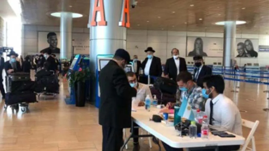 Los rabinos llegaron a Ezeiza el miércoles en un vuelo chárter operado por la línea de bandera israelí El Al (Fotografía gentileza Clarín).