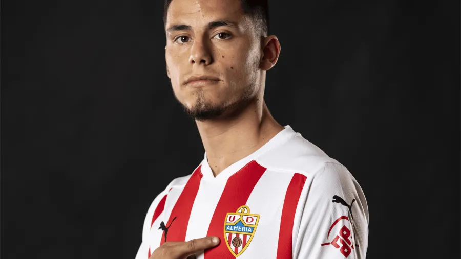 Fútbol: Almería oficializó la llegada del concordiense Lucas Robertone