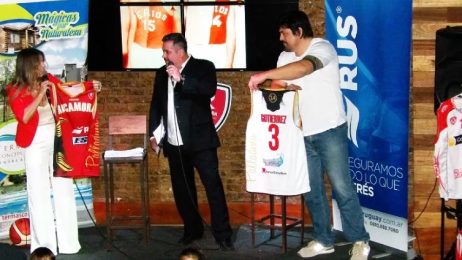 Rocamora homenajeó a Leandro Paladino en la presentación de su plantel Rocamora homenajeó a Leandro Paladino en la presentación de su plantel