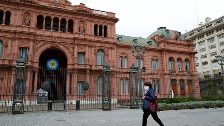Foto de archivo del 21 de mayo de 2020: una mujer utilizando una máscara por la pandemia de Covid-19 camina frente a la Casa Rosada.