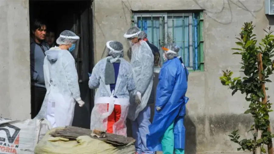 Casa por casa. Los equipos de salud recorrieron ayer más de 300 viviendas de barios Las Flores. Casa por casa. Los equipos de salud recorrieron ayer más de 300 viviendas de barios Las Flores.