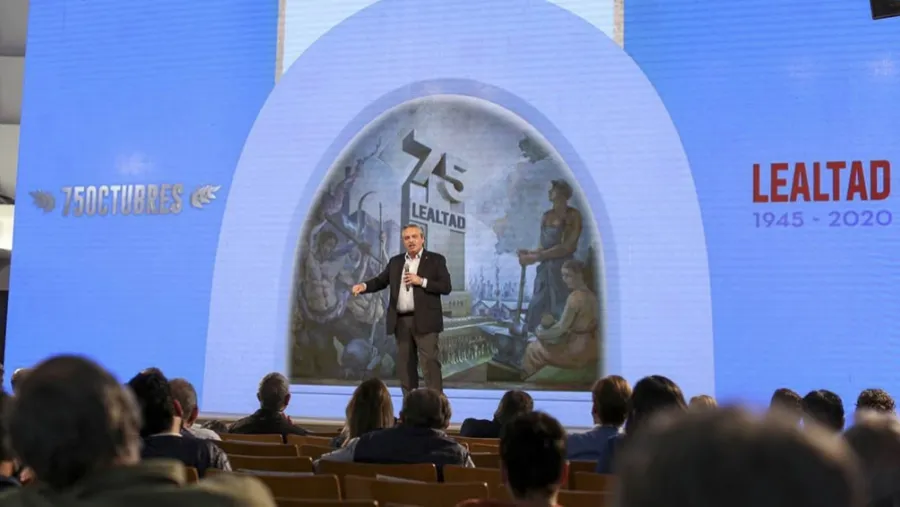 Alberto Fernández fue el único orador en el salón Felipe Vallese de la CGT por el acto central por el 17 de octubre que se transmitió por las redes sociales, ante millones de seguidores.