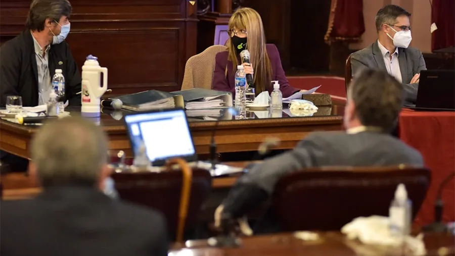 La ministra de Salud, Sonia Velázquez, brindó esta mañana un informe sobre la marcha del Plan Rector de Vacunación en la Cámara de Diputados de la provincia. La ministra de Salud, Sonia Velázquez, brindó esta mañana un informe sobre la marcha del Plan Rector de Vacunación en la Cámara de Diputados de la provincia.