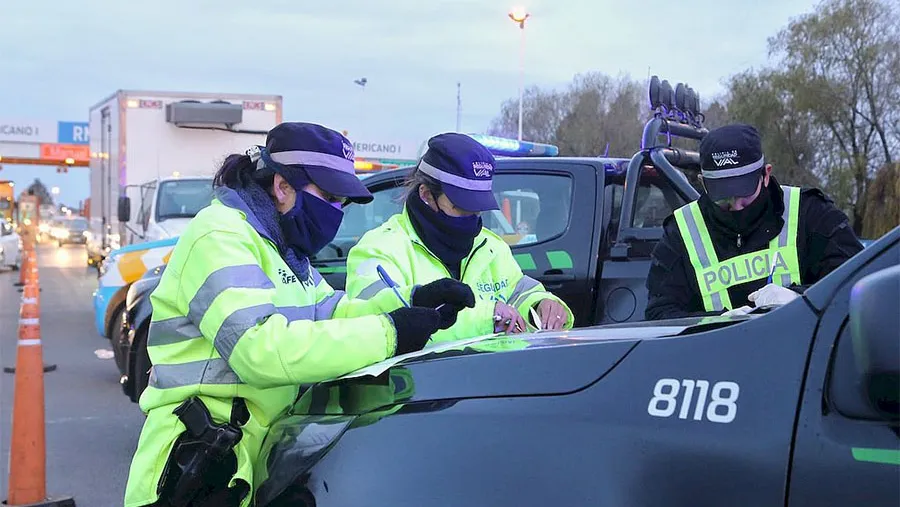 Las autoridades de Santa Fe confirmaron que negaron el ingreso de 130 vehículos por carecer de los permisos esenciales y fueron escoltados a sus lugares de origen.