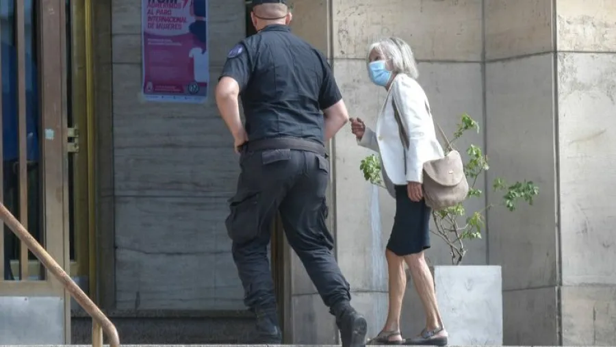 Sarlo declaró que la esposa de Kicillof le ofreció vacunarse en enero