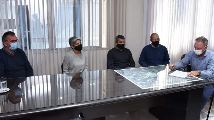 Darío Schneider con dirigentes de clubes