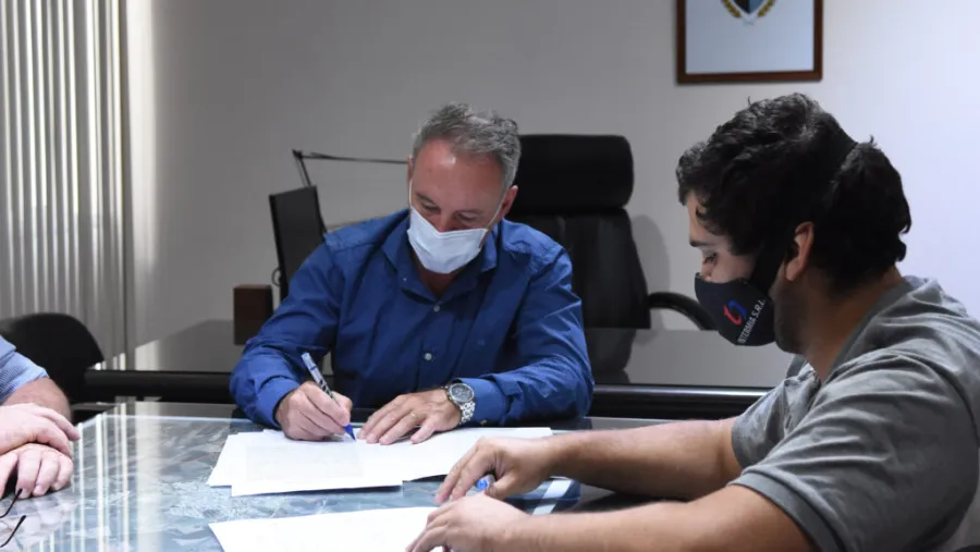 El intendente Darío Schneider junto Santiago Wasinger, socio gerente de la empresa El intendente Darío Schneider junto Santiago Wasinger, socio gerente de la empresa