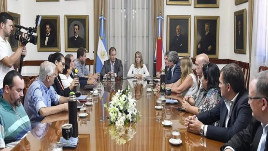 senadores justicialistas con Bordet (archivo) senadores justicialistas con Bordet (archivo)