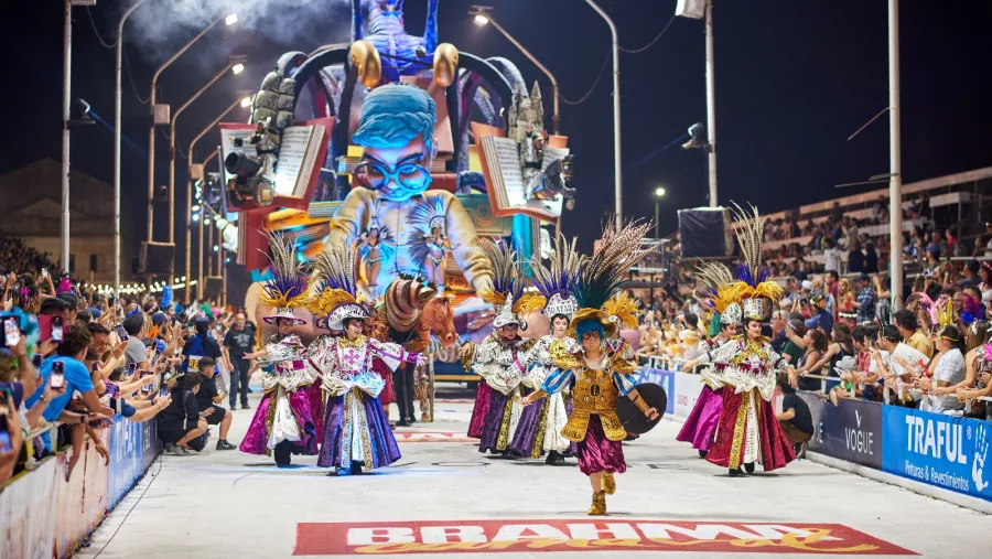 La comparsa Papelitos (Club Juventud Unida) abrirá esta sexta noche del Carnaval del País en el Corsódromo de Gualeguaychú. Fotografía: Prensa del Carnaval.