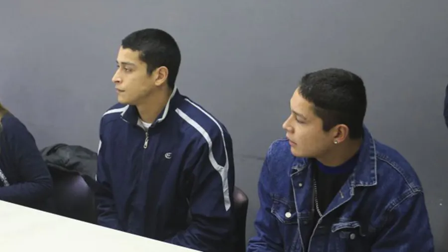 Los hermanos Alexis y Brian Siboldi están bajo prisión domiciliaria en el barrio Paracao, pero los vecinos reclaman que sean trasladados a otra zona.