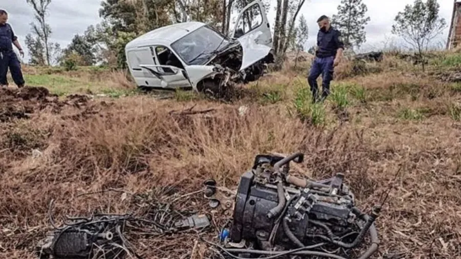 El accidente se produjo en Concordia, donde una utilitaria se despistó y como consecuencia se desprendió el motor. El conductor resultó ileso. El accidente se produjo en Concordia, donde una utilitaria se despistó y como consecuencia se desprendió el motor. El conductor resultó ileso.
