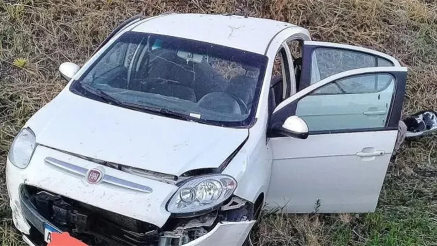 En total viajaban seis personas en el Fiat Palio, una falleció y otras cinco sufrieron heridas de distinta consideración. En total viajaban seis personas en el Fiat Palio, una falleció y otras cinco sufrieron heridas de distinta consideración.