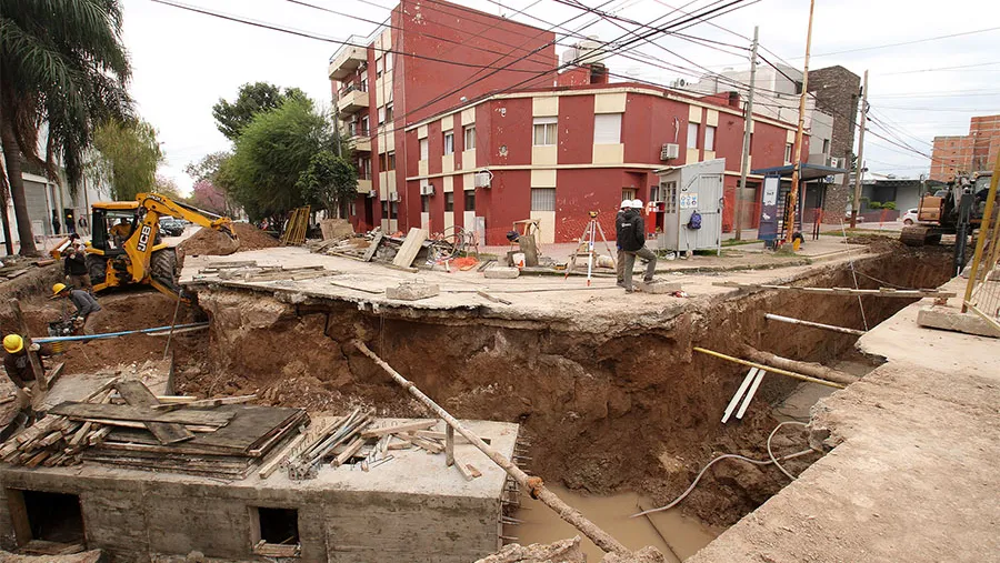 La obra, que se desarrolla en la ciudad de Paraná, implica la facilitación del escurrimiento de los excesos pluviales