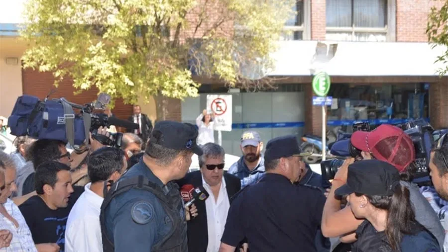 Carlos Stornelli intenta transformarse de fiscal rebelde a un pobre engañado por Marcelo D'Alessio. Carlos Stornelli intenta transformarse de fiscal rebelde a un pobre engañado por Marcelo D'Alessio.