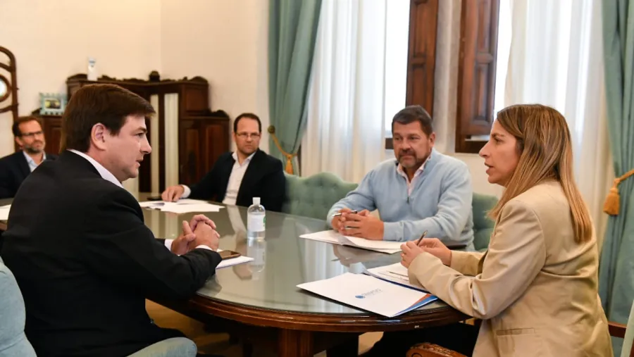 Stratta con integrantes de la comisión Labor Parlamentaria