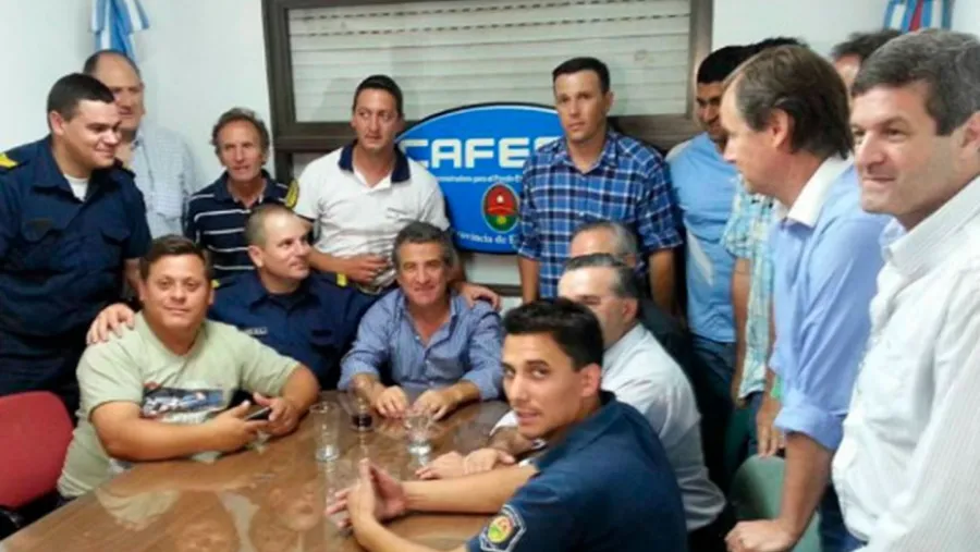 Imagen de archivo del acuerdo entre los policías sediciones y el entonces gobernador Sergio Urribarri.