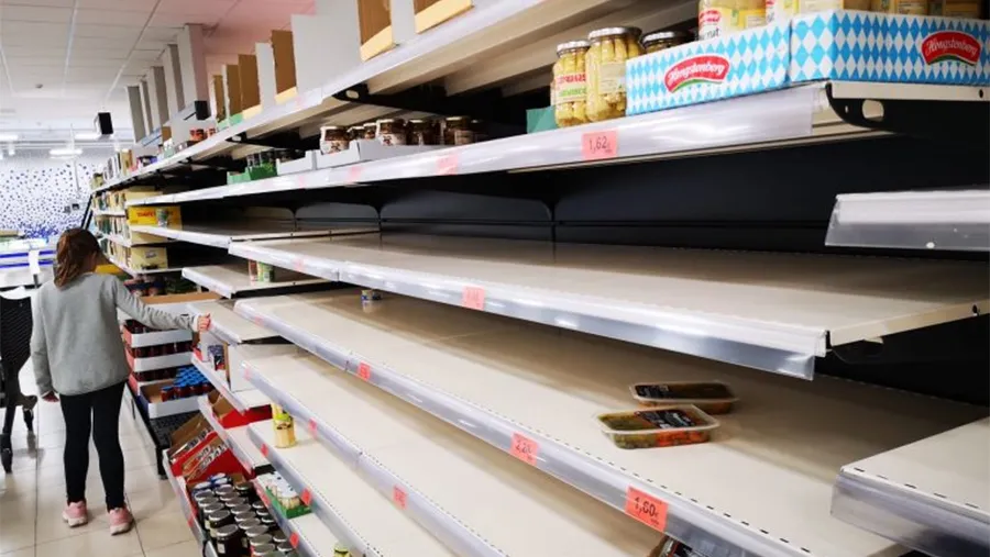 Lo hipermercados de Paraná como de muchas ciudades a lo largo y ancho del país registran largas colas como un reflejo de la alta demanda de productos de limpieza y primera necesidad. 