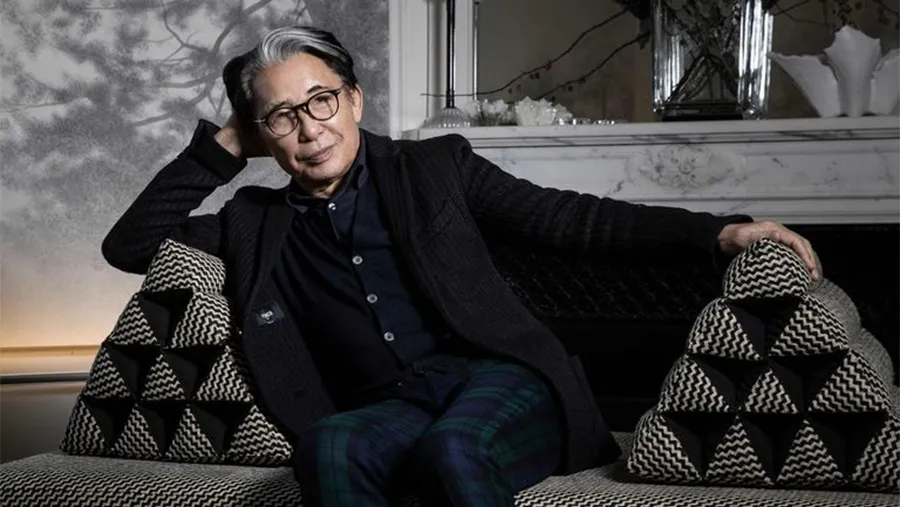 Kenzo Takada, en su casa de París en 2019. Fue el primer creador japonés en conquistar París y abrir el camino internacional a compatriotas como Yohji Yamamoto o Issey Miyake. Kenzo Takada, en su casa de París en 2019. Fue el primer creador japonés en conquistar París y abrir el camino internacional a compatriotas como Yohji Yamamoto o Issey Miyake.