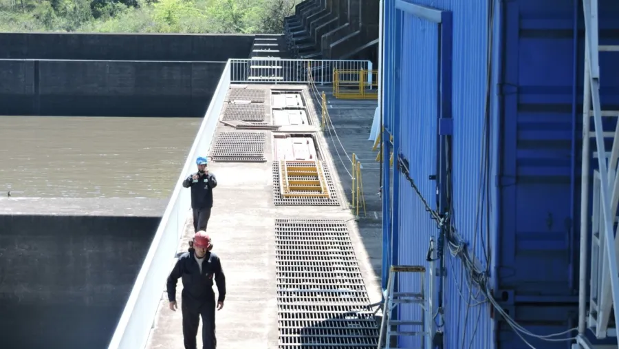técnicos de Salto Grande en Central Hidroeléctrica Baygorria