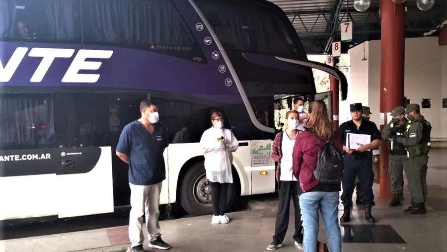 En la Terminal de Ómnibus de Paraná siguen los operativos a raíz de la llegada de los micros que ingresan provenientes de otras ciudades o países limítrofes. En la Terminal de Ómnibus de Paraná siguen los operativos a raíz de la llegada de los micros que ingresan provenientes de otras ciudades o países limítrofes.