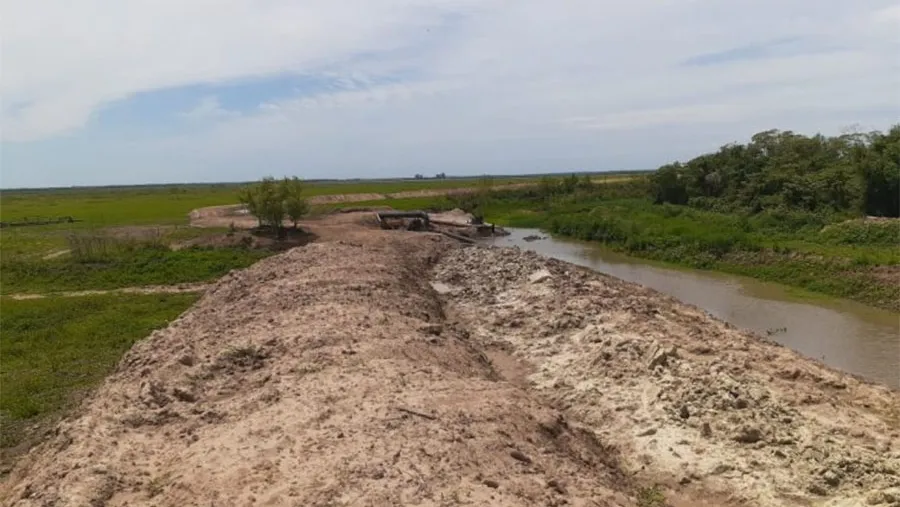 Los terraplenes arroceros en La Paz están haciendo estragos ambientales. La Justicia no se da por enterada ni siquiera por oficio. Los terraplenes arroceros en La Paz están haciendo estragos ambientales. La Justicia no se da por enterada ni siquiera por oficio.