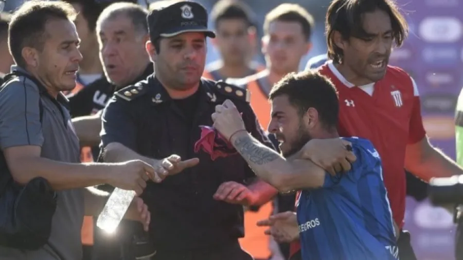 Pitana informó al entrerriano Tijanovich tras el escandaloso final del clásico platense