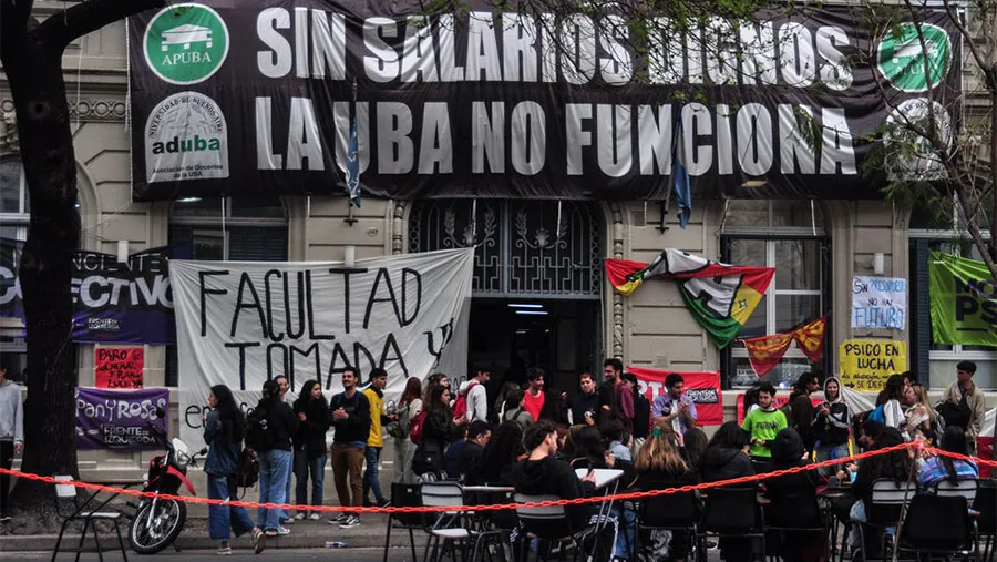 La semana próxima habrá otro paro y se debatirá la continuidad de las tomas y vigilias. En la imagen, la Facultad de Psicología de la UBA que fue una de las primeras en iniciar las tomas, y luego le siguieron muchas en varias provincias.