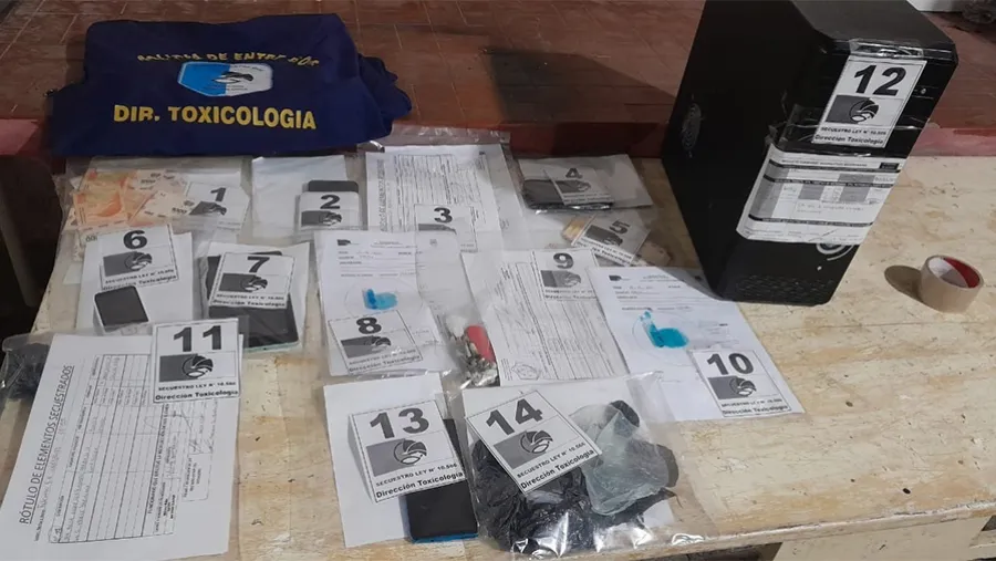 Los allanamientos permitieron secuestrar diferentes cantidades de droga, dinero en efectivo y se detuvieron a 16 personas.