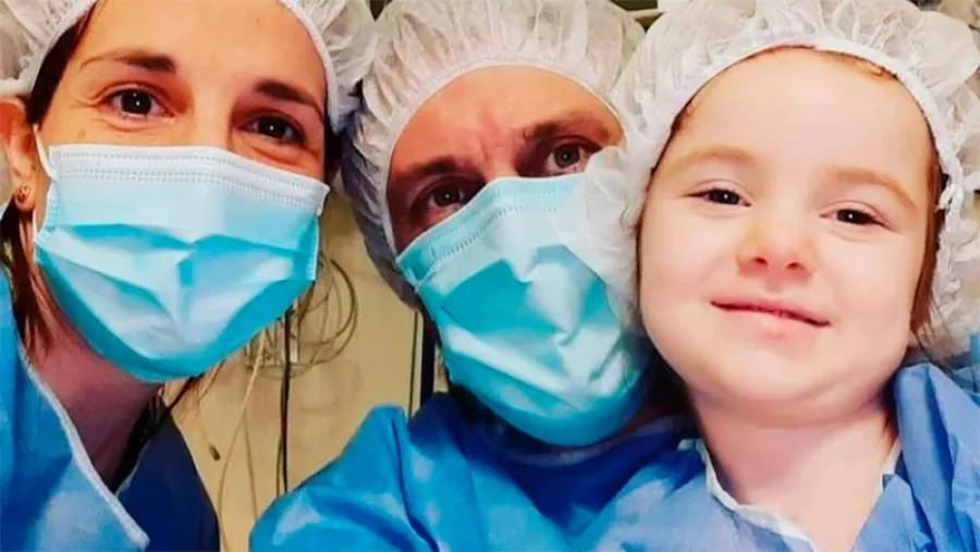 Mara Hollman junto a sus papás Mara Hollman junto a sus papás