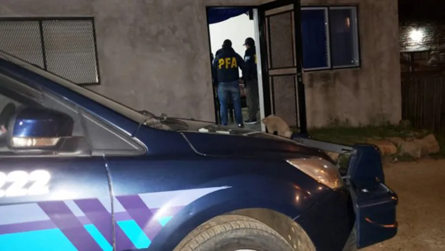 En la ruta 2 y 14 la Policía Federal detectó que se estaba frente al delito de trata. Hay cinco personas detenidas. En la ruta 2 y 14 la Policía Federal detectó que se estaba frente al delito de trata. Hay cinco personas detenidas.