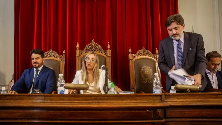María Claudia Castro es la presidenta del Tribunal Oral en lo Criminal N° 1 de Dolores, que integran, Christian Rabaia (a la derecha) y Emiliano Lázzari (a la izquierda).