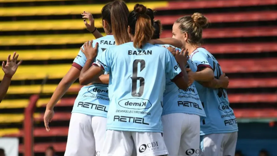 La entrerriana Mariana Gaitán anotó en la goleada de UAI Urquiza, que llegó a la punta