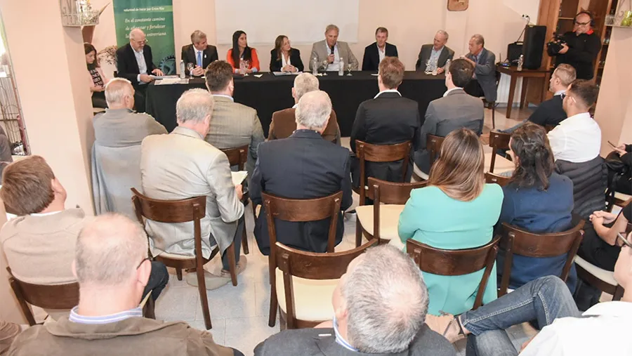 En Colón, el ministro de Economía, Hugo Ballay, y la ministra de Desarrollo Social, Marisa Paira, participaron de la reunión de la Unión Industrial de Entre Ríos (UIER).