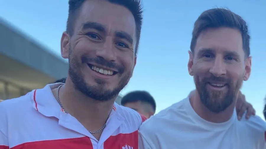 Lionel Messi presenció un amistoso en Rosario y se sacó fotos con un paranaense