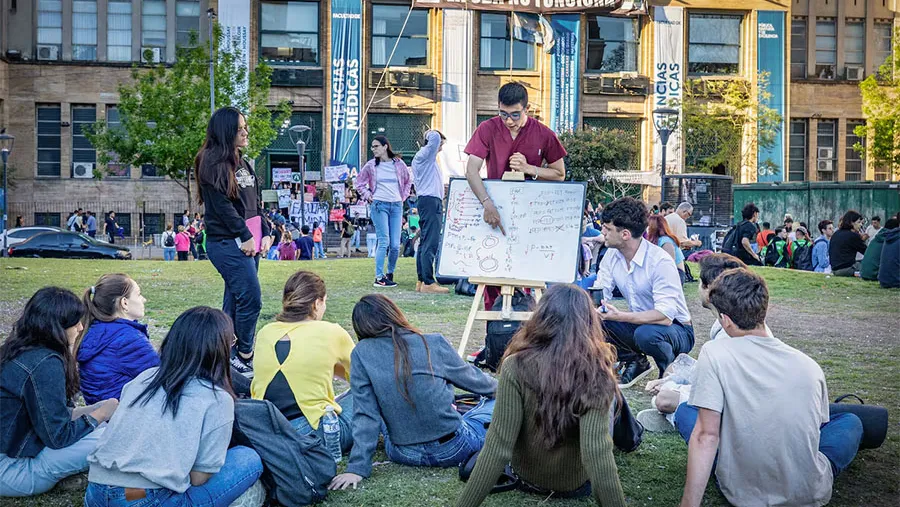 Un auxiliar de Anatomía imparte clases afuera de la Facultad de Medicina a un grupo de estudiantes como forma de protesta, en Buenos Aires.