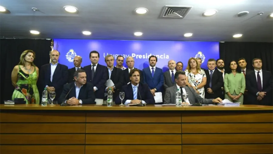 El gabinete en pleno y la presidenta del Congreso de Intendentes rodearon al presidente uruguayo Lacalle Pou cuando anunció las medidas por el coronavirus.