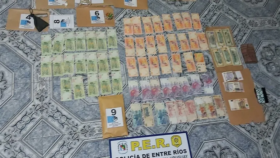 El procedimiento permitió el secuestro de dinero en efectivo, de cocaína y marihuana, además de la detención de una persona. El procedimiento permitió el secuestro de dinero en efectivo, de cocaína y marihuana, además de la detención de una persona.