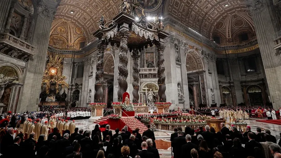 Vista general del interior de la Basílica de San Pedro mientras el Papa Francisco celebra la misa de Nochebuena en el Vaticano, 24 de diciembre de 2022.