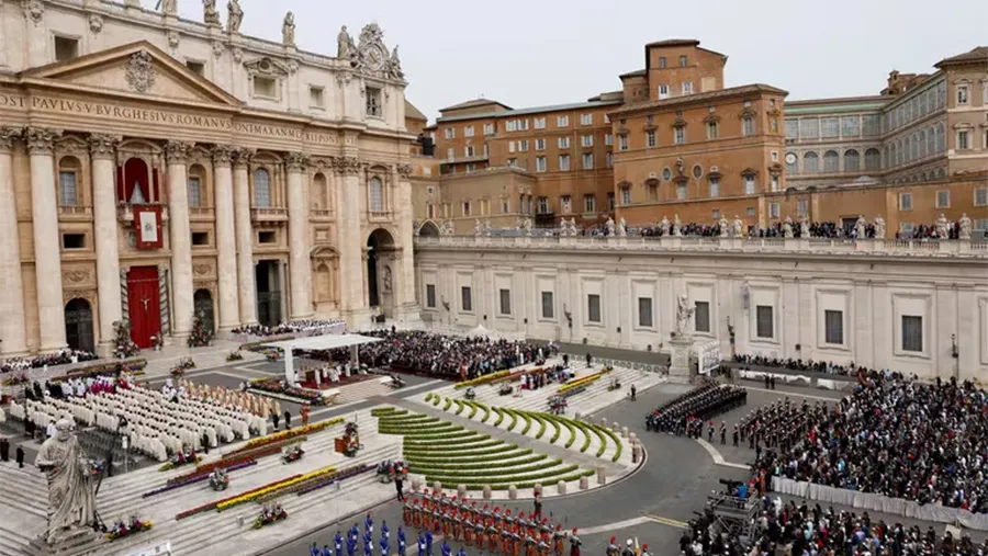 El papa dirigió a unas 30.000 personas en una Plaza de San Pedro adornada con flores en una de las liturgias más importantes del año.