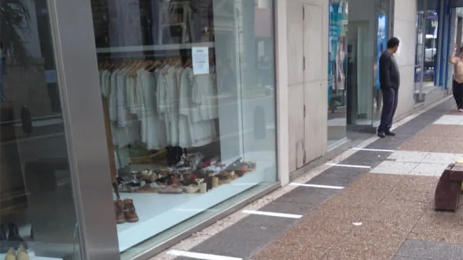 Una cuadrilla de trabajadores municipales demarcó la distancia que deben tener las personas que esperan ingresar a los cajeros automáticos de Gualeguaychú y Larroque.