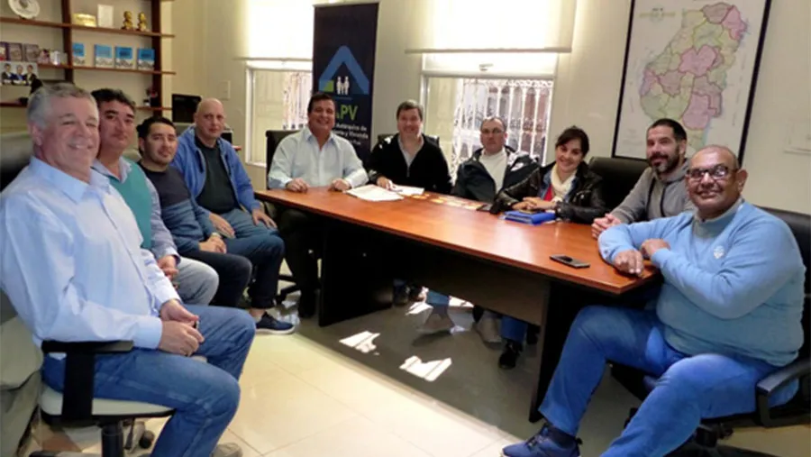 Autoridades del IAPV, el legislador provincial Gustavo Zavallo y los representantes de AMET acordaron un plan de construcción de viviendas en la localidad de Viale a través del programa “Primero tu casa”.