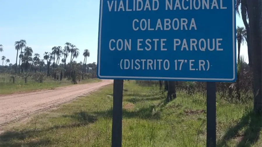La realidad desmiente lo que el cartel anuncia que Vialidad Nacional “colabora” con el Parque Nacional El Palmar.