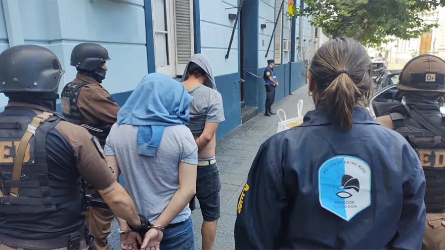 Los dos detenidos quedaron alojados en la Jefatura Departamental de Policía de Victoria.