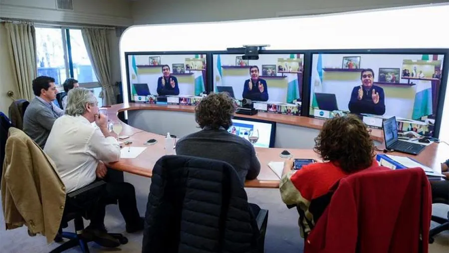 A través de videoconferencia desde Olivos, el Presidente dialogó con el jefe de gobierno porteño, Horacio Rodríguez Larreta; y los mandatarios provinciales de Buenos Aires, Córdoba, Chaco y Río Negro. Les adelantó algunas de las medidas que anunciará hoy. A través de videoconferencia desde Olivos, el Presidente dialogó con el jefe de gobierno porteño, Horacio Rodríguez Larreta; y los mandatarios provinciales de Buenos Aires, Córdoba, Chaco y Río Negro. Les adelantó algunas de las medidas que anunciará hoy.