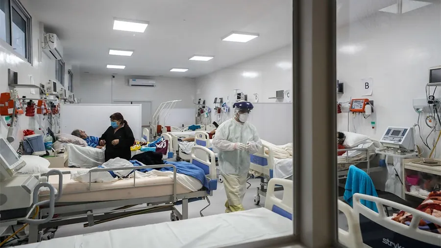 El Ministerio de Salud informó que la cantidad de contagiados en las últimas 24 horas fue de 2.657 y que los fallecidos fueron 35 personas. Con estos nuevos datos, los contagios desde que comenzó la pandemia sumaron 100.166 y el total de personas que murieron es de 1.845. Con este nuevo informe Argentina superó la barrera de los cien mil casos de Covid-19. El Ministerio de Salud informó que la cantidad de contagiados en las últimas 24 horas fue de 2.657 y que los fallecidos fueron 35 personas. Con estos nuevos datos, los contagios desde que comenzó la pandemia sumaron 100.166 y el total de personas que murieron es de 1.845. Con este nuevo informe Argentina superó la barrera de los cien mil casos de Covid-19.