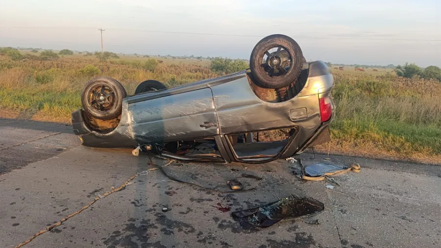 El vuelco se produjo en la Ruta 127, a casi 4 kilómetros de la intersección con la Ruta 2, jurisdicción Comisaría Los Conquistadores.