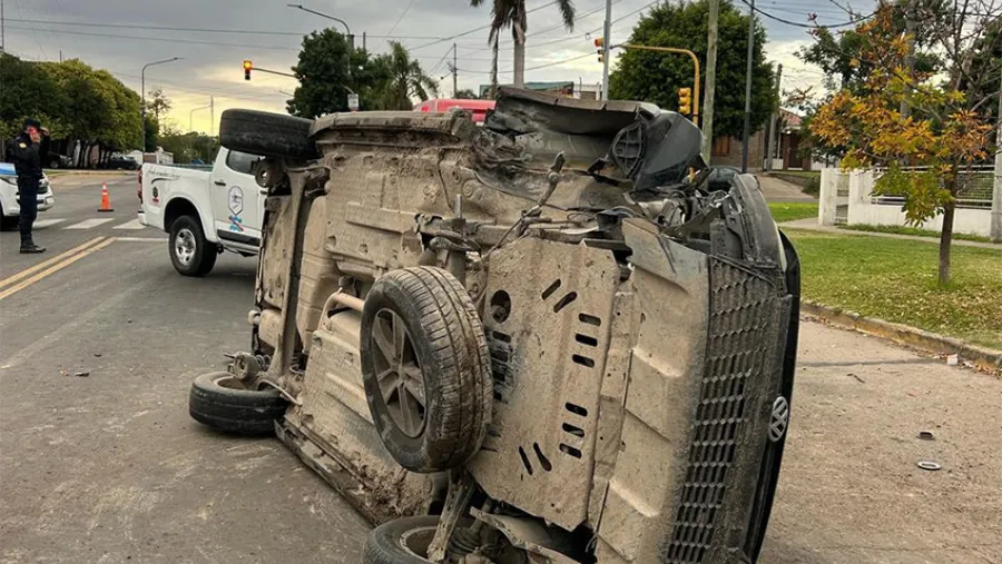 El vuelco se registró en Paraná y el conductor dio alcoholemia positiva. No hubo lesionados.